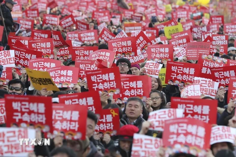 Biểu tình kêu gọi Tổng thống Park Geun-hye từ chức tại thủ đô Seoul ngày 3/12. (Nguồn: AP/TTXVN)