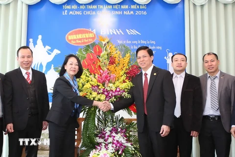 Bà Trương Thị Mai tặng hoa Hội thánh tin lành Việt Nam (miền Bắc). (Ảnh: Phương Hoa/TTXVN)