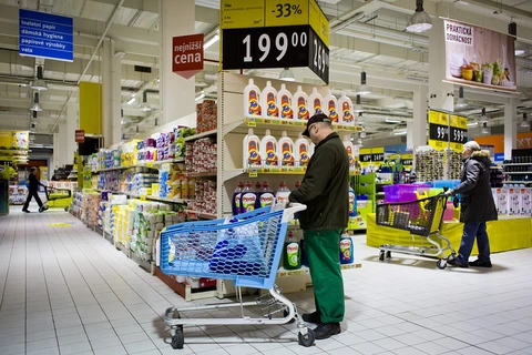 Người mua hàng bên trong một siêu thị ở Prague. (Nguồn: Wall Street Journal)
