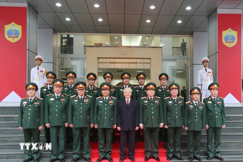 Tổng Bí thư Nguyễn Phú Trọng, Bí thư Quân ủy Trung ương chụp ảnh chung với các vị lãnh đạo Tổng cục II. (Ảnh: Trí Dũng/TTXVN)