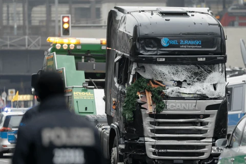 Hiện trường vụ đâm xe tải ở chợ Giáng sinh Breitscheidplatz tại quận Charlottenburg, trung tâm thủ đô Berlin. (Nguồn: AP)