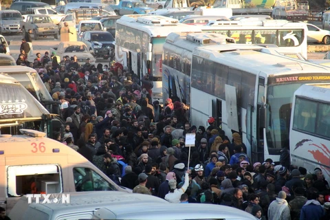 Người dân Syria sơ tán tới khu vực quân đội Chính phủ kiểm soát ở Jibrin, phía đông Aleppo ngày 19/12. (Nguồn: AFP/TTXVN)