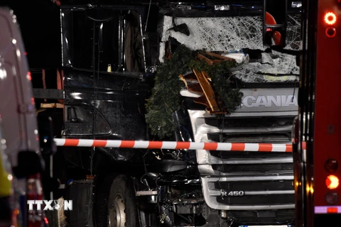 Phần đầu chiếc xe tải gây án bị hư hại nặng sau vụ đâm xe ngày 19/12. (Nguồn: EPA/TTXVN)