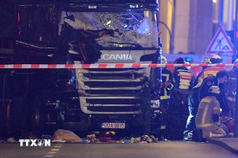 Hiện trường vụ đâm xe tải ở chợ Giáng sinh Breitscheidplatz tại quận trung tâm Charlottenburg, đêm 19/12. (Nguồn: EPA/TTXVN)