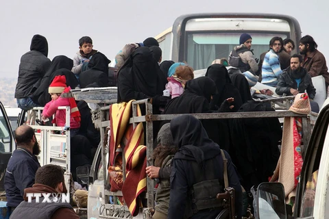 Đoàn xe đưa người dân Syria sơ tán khỏi miền đông Aleppo ngày 16/12. (Nguồn: AP/TTXVN)