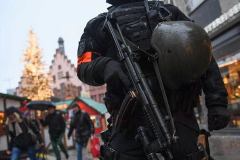 Một cảnh sát vũ trang Đức đứng gác ở một chợ Giáng sinh. (Nguồn: Getty)