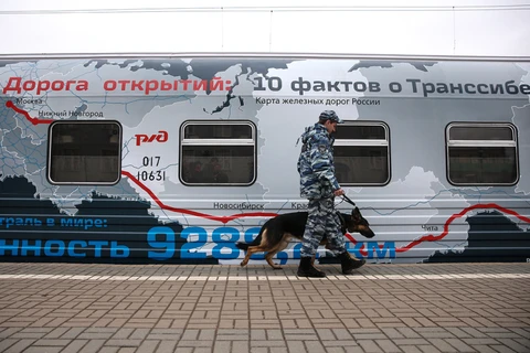 Cảnh sát Nga kiểm tra an ninh tại ga tàu Yaroslavsky ở Moskva. (Nguồn: Getty Images)