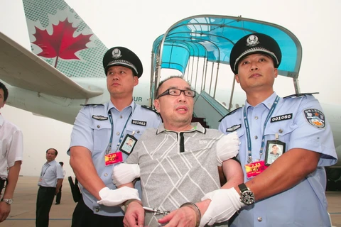 Một quan chức Trung Quốc tham nhũng trốn ra nước ngoài bị dẫn độ về Trung Quốc. (Nguồn: Reuters)