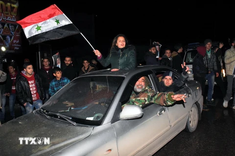 Người dân Syria đổ ra đường mừng vui sau khi thành phố Aleppo được giải phóng hoàn toàn ngày 22/12/2016. (Nguồn: AFP/TTXVN)