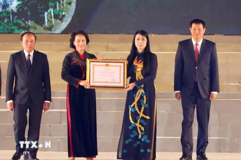 Chủ tịch Quốc hội Nguyễn Thị Kim Ngân trao Huân chương Lao động hạng Nhất cho tỉnh Vĩnh Phúc. (Ảnh: Trọng Đức/TTXVN)