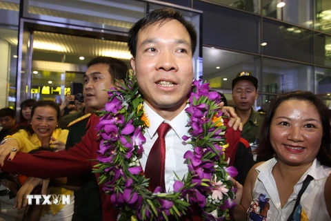 Xạ thủ Hoàng Xuân Vinh được đông đảo người hâm mộ chào đón tại sân bay quốc tế Nội Bài sau khi trở về từ Olympic Rio 2016. (Ảnh: Quốc Khánh/TTXVN)