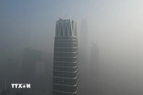 Khói mù dày đặc bao phủ Bắc Kinh ngày 1/1/2017. (Nguồn: AFP/TTXVN)