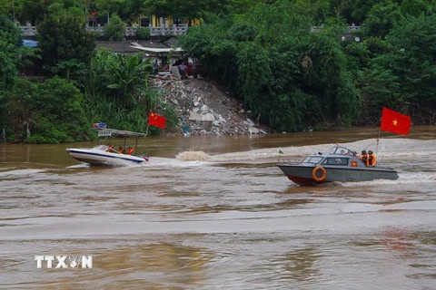 Lực lượng biên phòng hai bên tuần tra chung trên sông hồng. (Ảnh: Hồng Ninh/TTXVN)