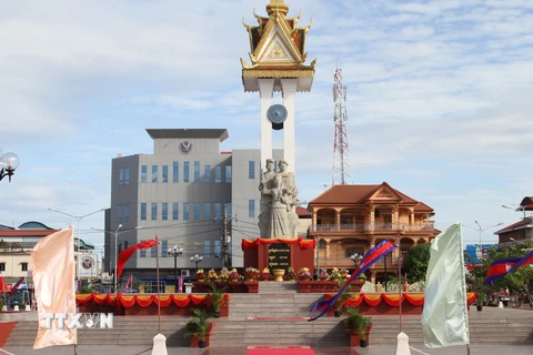 Tượng đài hữu nghị Việt Nam-Campuchia tại tỉnh Kompong Chhnang. khánh thành ngày 3/1. (Ảnh: Chí Hùng/TTXVN)