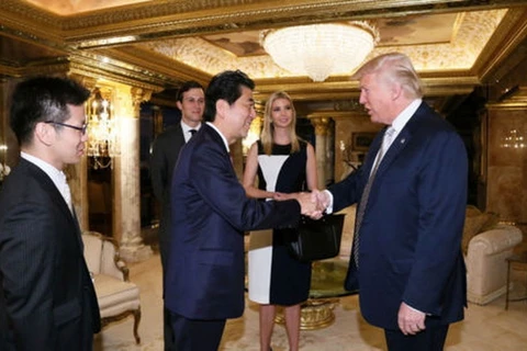 Thủ tướng Nhật Bản Shinzo Abe (trái) gặp Tổng thống đắc cử Mỹ Donald Trump (phải) tại New York. (Nguồn: Getty)