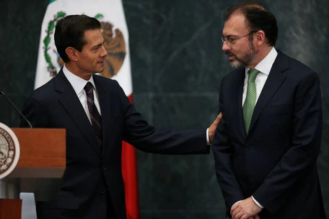Tổng thống Enrique Peña Nieto (trái) chúc mừng tân Ngoại trưởng Luis Videgaray (phải) tại lễ nhậm chức. (Nguồn: Reuters)