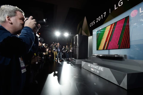 Mẫu tivi Signature OLED W7 cao cấp ra mắt tại Triển lãm điện tử tiêu dùng (CES) 2017 ở Las Vegas.(Nguồn: Getty)