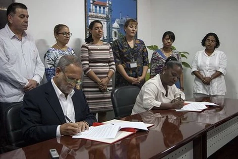 Lễ ký hợp đồng giữa CubaExport và Coabana Trading LLC về xuất khẩu than sang Mỹ. (Nguồn: Cubadebate.cu)