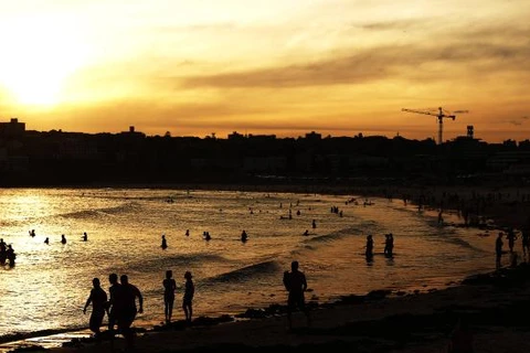 Người dân Sydney chọn cách tắm biển để trốn khỏi cái nắng nóng trên 35 độ C. (Nguồn: News Corp Australia)