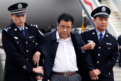 Một quan chức tham nhũng Trung Quốc bị dẫn độ từ Singapore về Bắc Kinh. (Nguồn: Xinhua)
