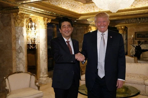 Thủ tướng Nhật Bản Shinzo Abe gặp Tổng thống đắc cử Donald Trump ở New York , tháng 11/2016. (Nguồn: Reuters)