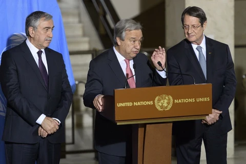 Tân Tổng thư ký Liên hợp quốc Antonio Guterres (ở giữa) phát biểu sau phiên đàm phán ngày thứ 4 về thống nhất đảo Cyprus. (Nguồn: AFP)