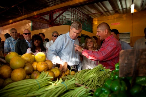 Bộ trưởng Nông nghiệp Mỹ Tom Vilsack thăm một chợ nông sản ở Havana trong chuyến thăm hồi tháng 11/2015. (Nguồn: USDA)