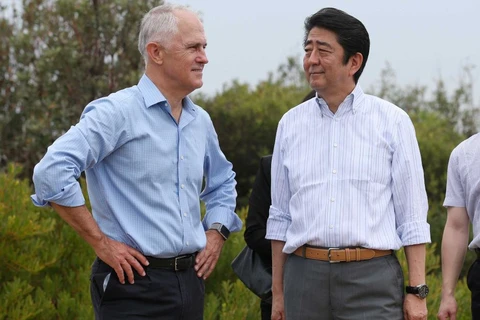 Hai Thủ tướng Australia và Nhật Bản ở South Head Heritage Trail, Vịnh Watson, sáng 14/1. (Nguồn: AAP)