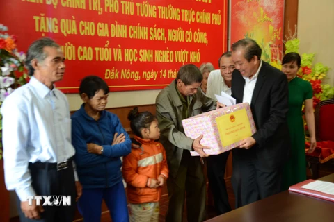 Phó Thủ tướng Trương Hòa Bình tặng quà cho gia đình chính sách, người có công, người cao tuổi và học sinh nghèo vượt khó học giỏi tỉnh Đắk Nông. (Ảnh: Ngọc Minh/TTXVN)