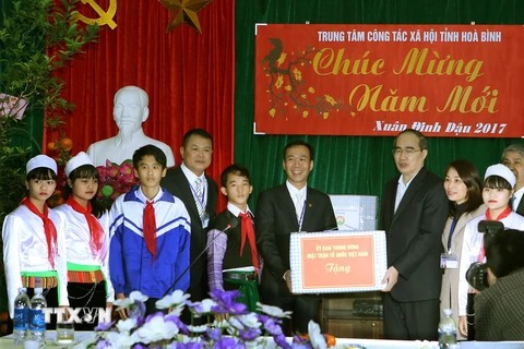 Chủ tịch Nguyễn Thiện Nhân tặng quà, chúc Tết cho cán bộ nhân viên Trung tâm Công tác xã hội tỉnh Hòa Bình. (Ảnh: Nguyễn Dân/TTXVN)