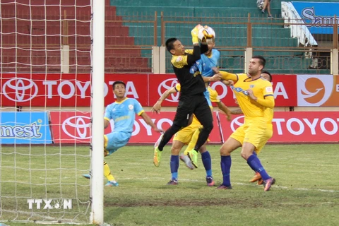 Hàng hậu vệ và thủ môn của FLC Thanh Hóa vất vả chống đỡ một pha tấn công của Sanna Khánh Hòa BVN trong hiệp 1. (Ảnh: Tiên Minh/TTXVN)