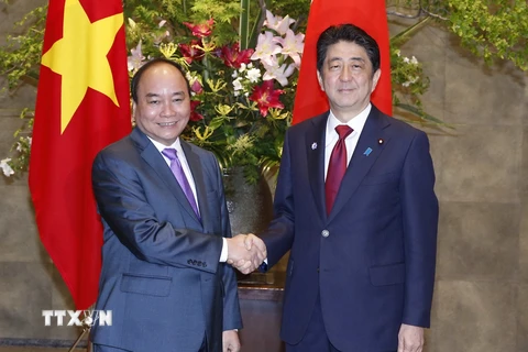 Thủ tướng Nhật Bản Shinzo Abe đón Thủ tướng Nguyễn Xuân Phúc trong chuyến thăm Nhật Bản, tháng 5/2016. (Ảnh: Thống Nhất/TTXVN)
