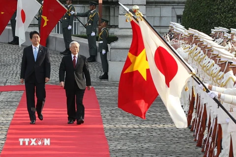 Thủ tướng Nhật Bản Shinzo Abe và Tổng Bí thư Nguyễn Phú Trọng duyệt đội danh dự trong chuyến thăm Nhật Bản của Tổng Bí thư hồi tháng 9/2015. (Ảnh: Trí Dũng/TTXVN)