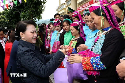 Chủ tịch Quốc hội Nguyễn Thị Kim Ngân thăm, tặng quà bà con dân tộc xã Quảng Đức, huyện Hải Hà. (Ảnh: Trọng Đức/TTXVN)