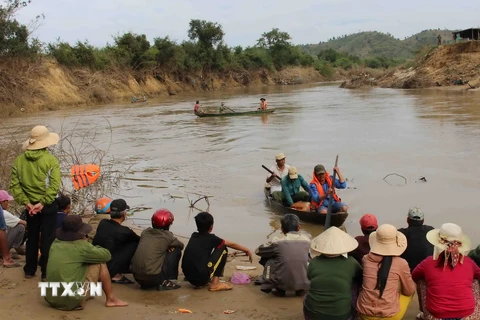 Lực lượng chức năng huyện Krông Bông tìm kiếm thi thể nạn nhân mất tích trên sông Krông Ana. (Ảnh: Phạm Cường/TTXVN)