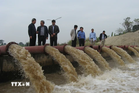 Lãnh đạo sở Nông nghiệp và Phát triển nông thôn Hà Nội kiểm tra lấy nước ở trạm bơm Phù Sa. (Ảnh: Đỗ Phương Anh/TTXVN)