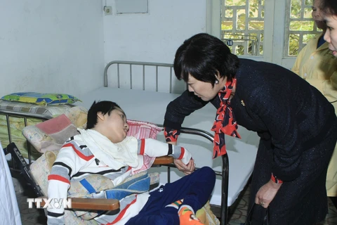 Phu nhân Thủ tướng Nhật Bản Abe xúc động thăm trẻ khuyết tật 