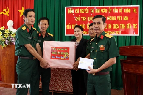 Chủ tịch Quốc hội Nguyễn Thị Kim Ngân đến thăm, chúc Tết, tặng quà Bộ Chỉ huy Quân sự tỉnh Bến Tre. (Ảnh: Trần Thị Thu Hiền/TTXVN)