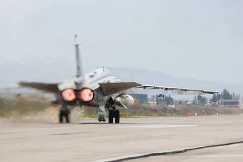 Một máy bay Su-24 của Nga chuẩn bị cất cánh ở sân bay trong căn cứ quân sự Khmeimim, Syria. (Nguồn: Sputnik)