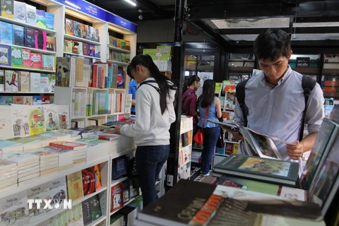 Khách tham quan và chọn mua sách tại đường sách thành phố Hồ Chí Minh năm 2016. (Ảnh: Phương Vy/TTXVN)