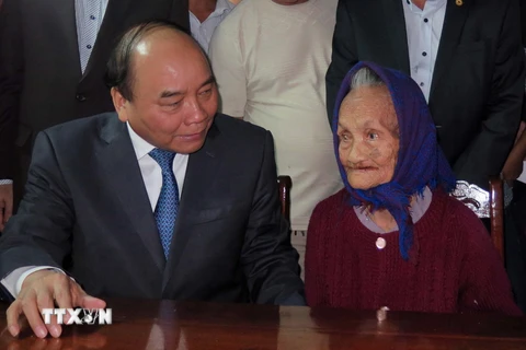 Thủ tướng Nguyễn Xuân Phúc thăm hỏi và tặng quà mẹ Nguyễn Thị Hân. (Ảnh: Nguyễn Sơn/TTXVN)