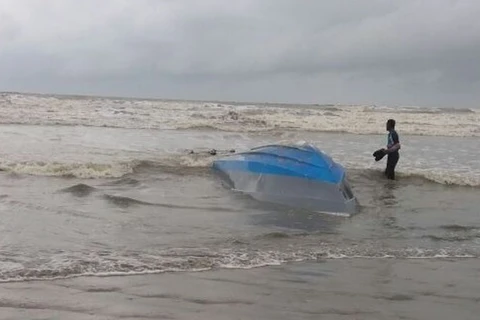 Chiếc thuyền bị trôi dạt vào bờ biển. (Nguồn: Cơ quan thực thi luật hàng hải Malaysia)