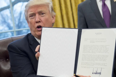 Ông Trump giơ sắc lệnh rút khỏi TPP tại Nhà Trắng. (Nguồn: AFP)
