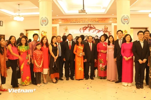 Đại sứ Hoàng Anh Tuấn chụp ảnh chung với các đại biểu cộng đồng người Việt ở Indonesia. (Ảnh: Đỗ Quyên/Vietnam+)