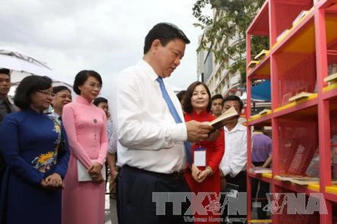 Bí thư Thành ủy Thành phố Hồ Chí Minh Đinh La Thăng cùng các đại biểu tham quan Lễ hội Đường Sách. ( Ảnh: Phương Vy – TTXVN)