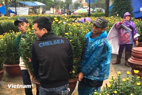 Chợ hoa Tết ở thành phố Huế tập nập ngày cuối năm. (Ảnh: Quốc Việt/Vietnam+)