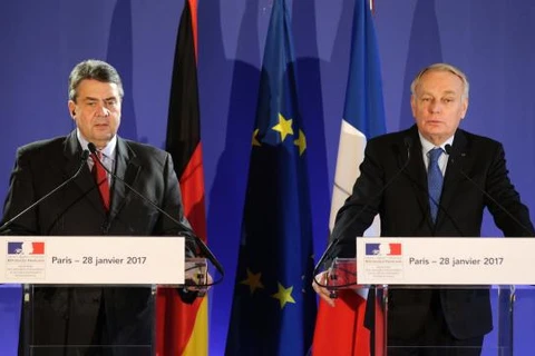 Ngoại trưởng Pháp Jean-Marc Ayrault (phải) tại cuộc họp báo chung với người đồng cấp Đức Sigmar Gabriel. (Nguồn: AFP)