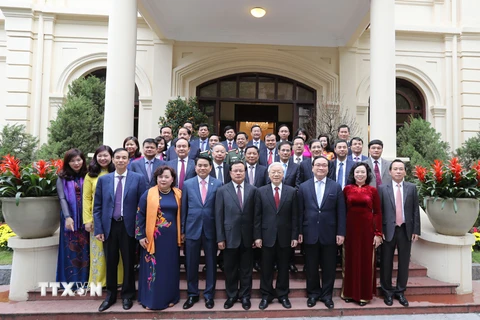 Tổng Bí thư Nguyễn Phú Trọng chụp ảnh chung với các lãnh đạo, cán bộ thành phố Hà Nội. (Ảnh: Trí Dũng/TTXVN)