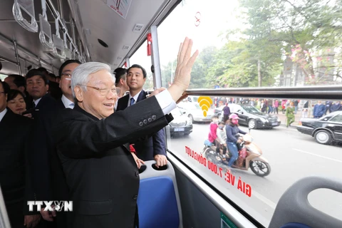 Tổng Bí thư Nguyễn Phú Trọng đi xe buýt tham quan hồ Gươm. (Ảnh: Trí Dũng/TTXVN)