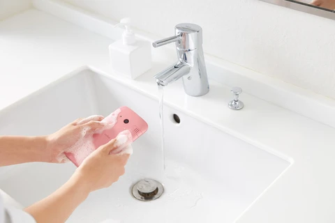 Kinh ngạc chiếc điện thoại có thể chà xà phòng, rửa dưới vòi nước